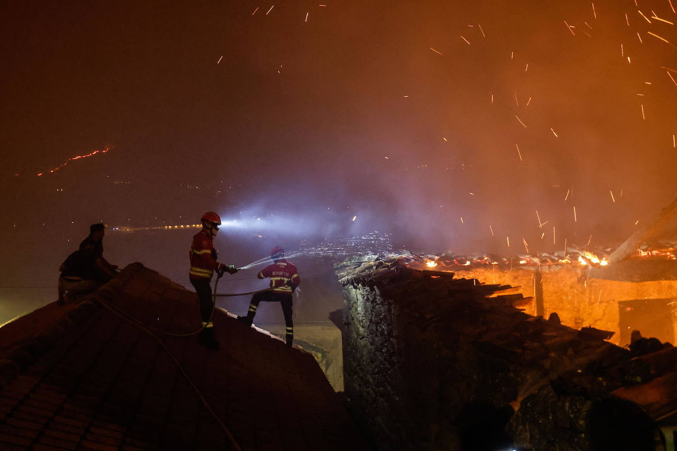Los bombero luchan por apagar el fuego del incendio forestal de Zimao, Vila Pouca de Aguiar, Portugal