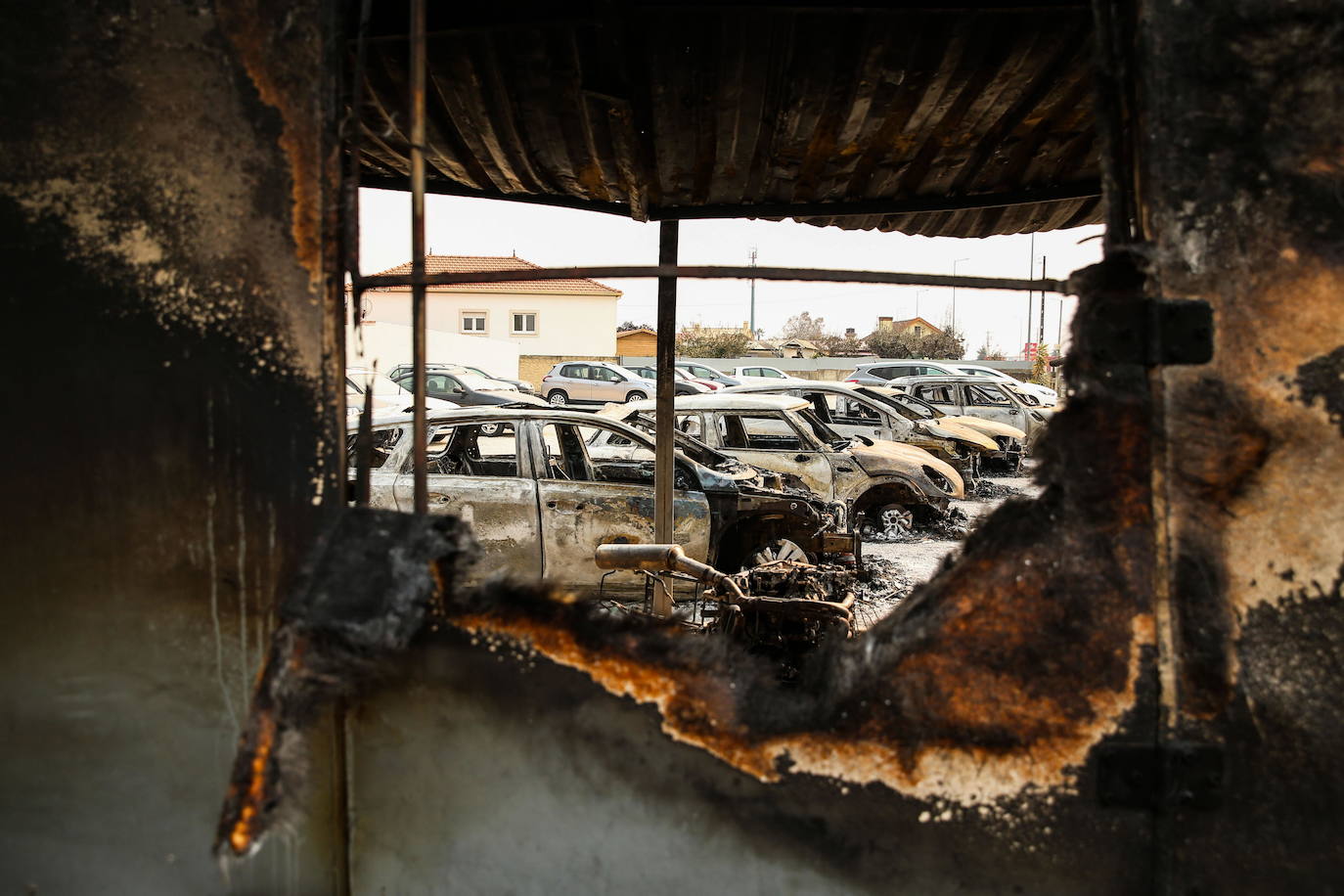 La vista de coches destruidos por las llamas en Albergaria-a-Velha, Aveiro, Portugal