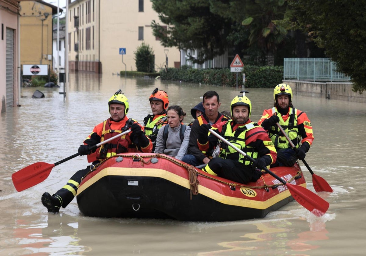 Servicios de emergencia recogen a vecinos en Italia