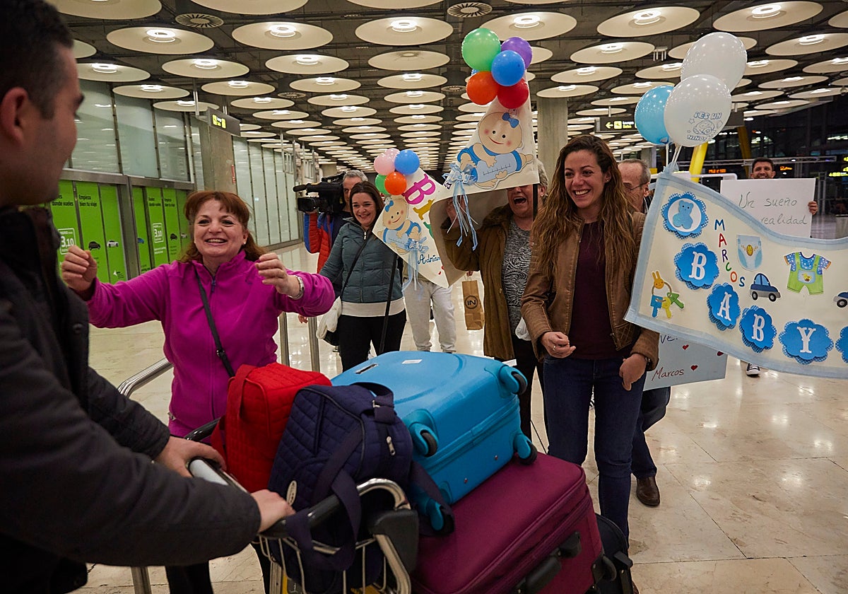 Bienvenida, en 2019 y en el aeropuerto e Madrid, de familias españolas a los bebés gestados por subrogación en Ucrania