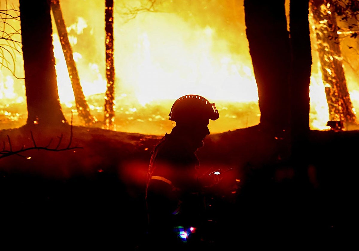 Un bombero portugués, esta semana frente a unos de los focos que ha tenido el país