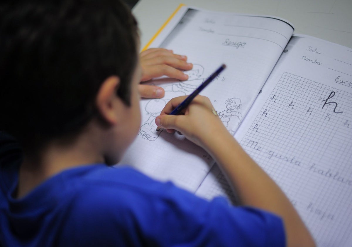 Un alumno de Educación Primaria en una escuela de Barcelona