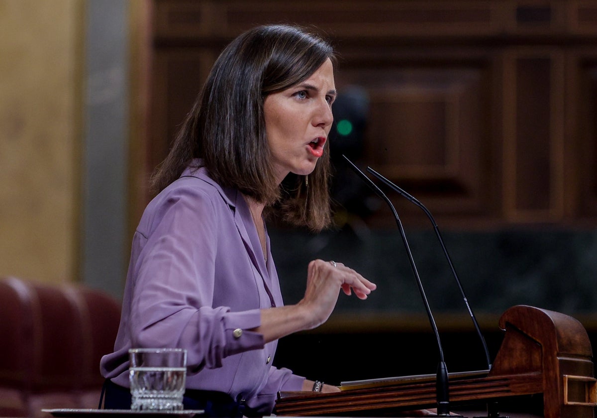 La secretaria general de Podemos, Ione Belarra, interviene durante el pleno en el Congreso de los Diputados, este martes