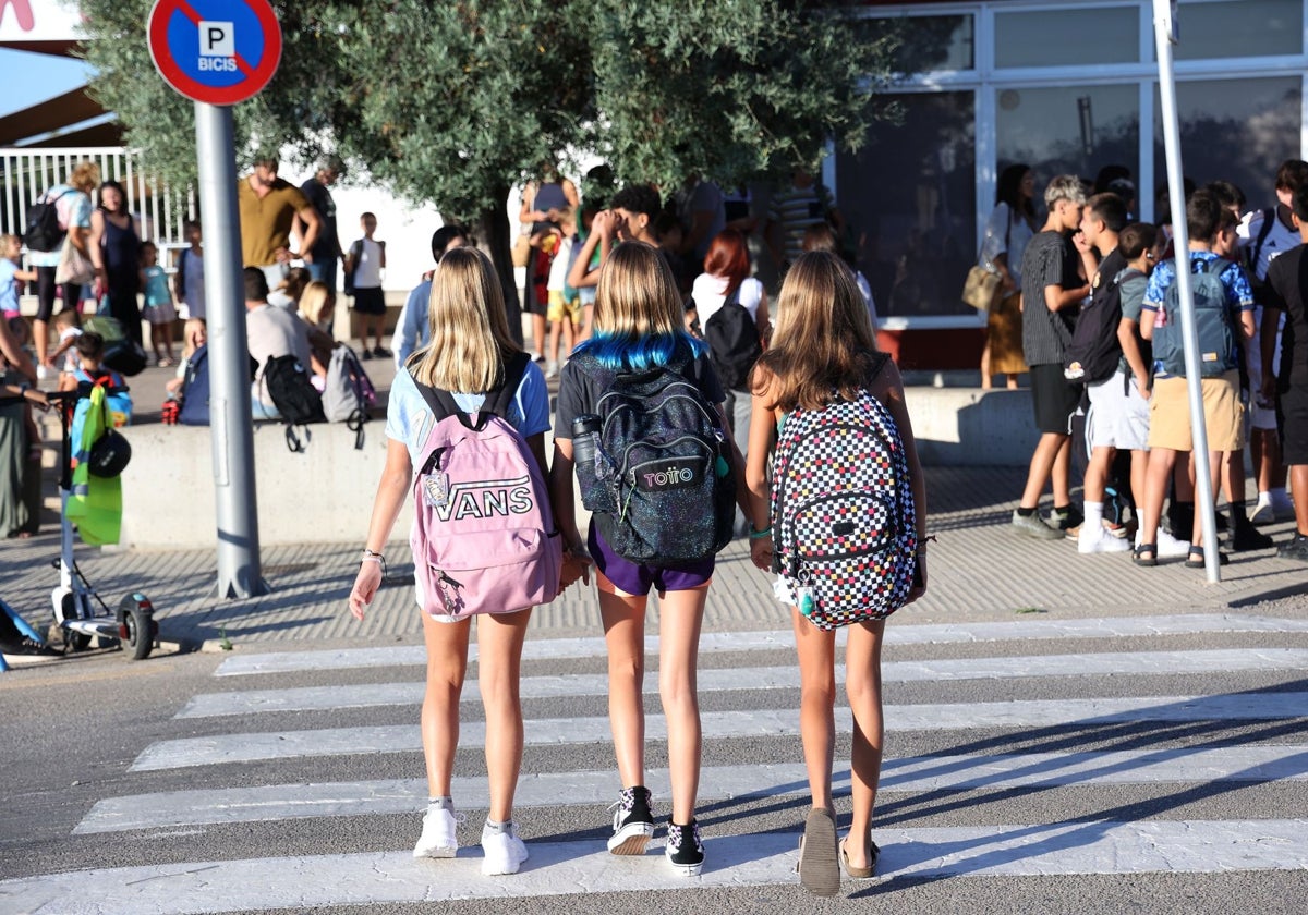 Varias niñas justo a la entrada de su colegio en Palma de Mallorca