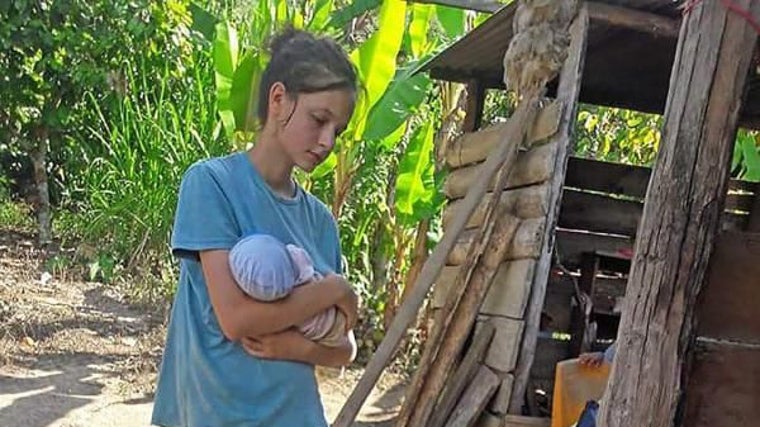 Patricia Aguilar junto a su bebé en la selva peruana donde estuvo recluida por la secta durante meses