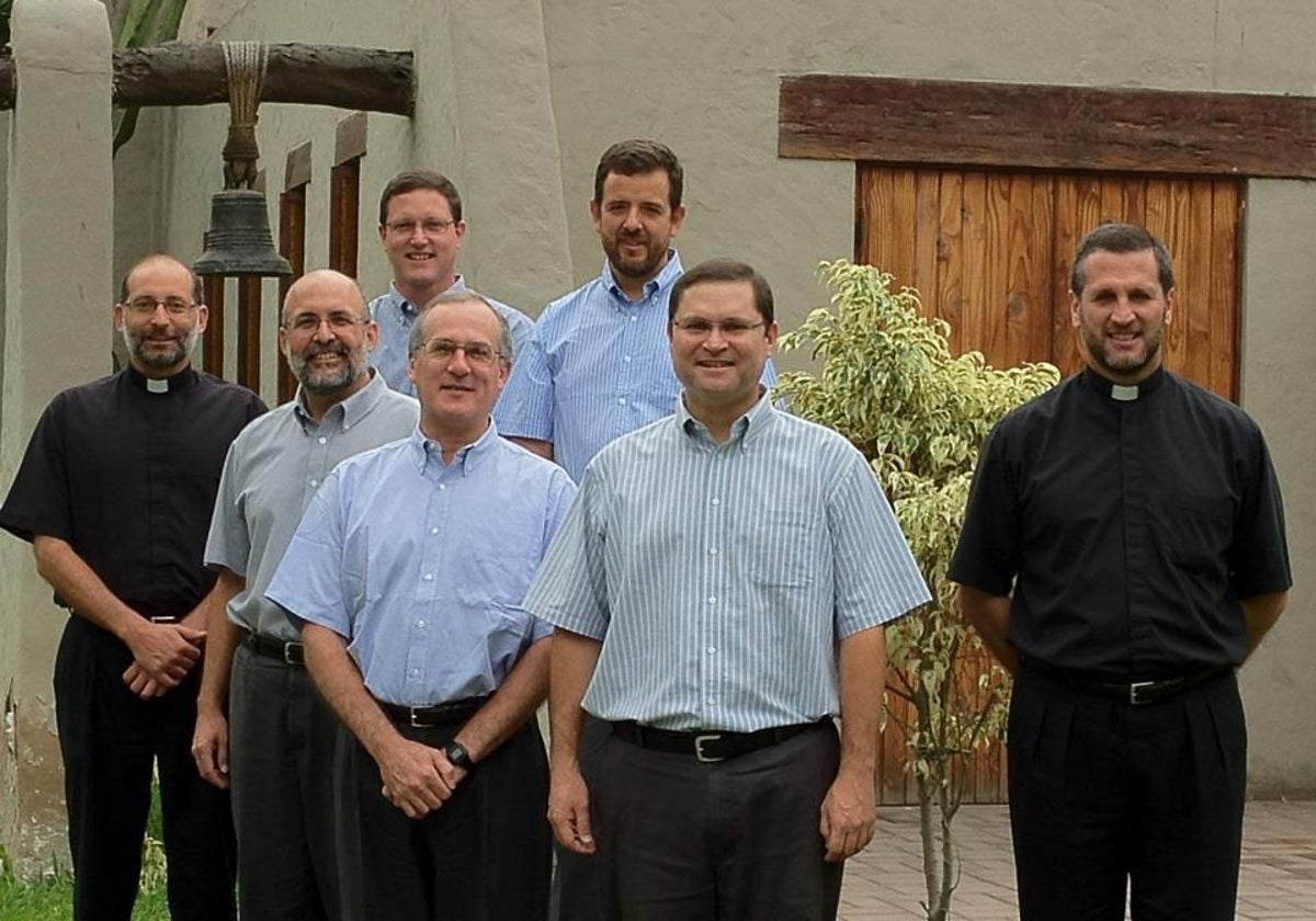 De izquierda a derecha: sacerdote Juan Mendoza, Fernando Vidal, Erwin Scheuch (atras), Miguel Salazar Steiger (atras). En la primera fila: Juan Carlos Len, Eduardo Regal y Gonzalo Len