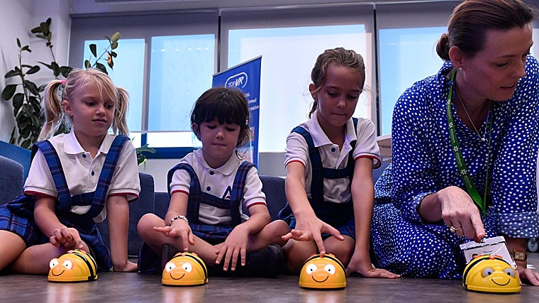 Los alumnos, con un pequeño bot programado por ellos mismos