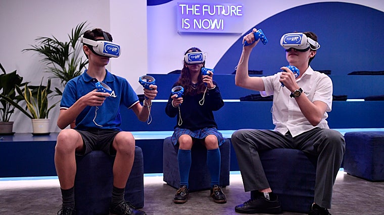 Los alumnos, con unas gafas de realidad virtual