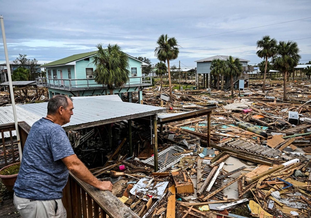 Un vecino contempla el destrozo ocasionado en su casa por el huracán Helene en Horseshoe Beach, Florida