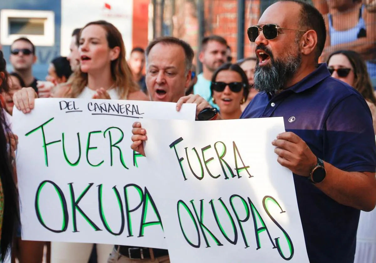 Concentración de vecinos de El Cañaveral en protesta por la okupación el pasado 26 de agosto