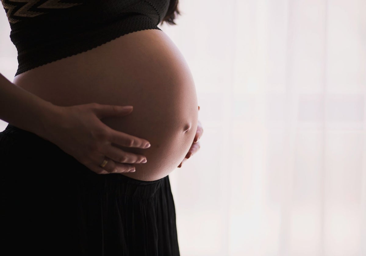 Una mujer de 55 años ha gestado y dado a luz a su propio nieto