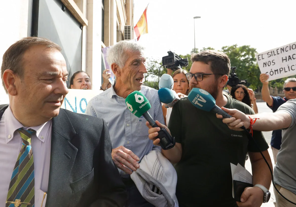 Uno de los  empresarios a la salida de la Audiencia Provincial en Murcia