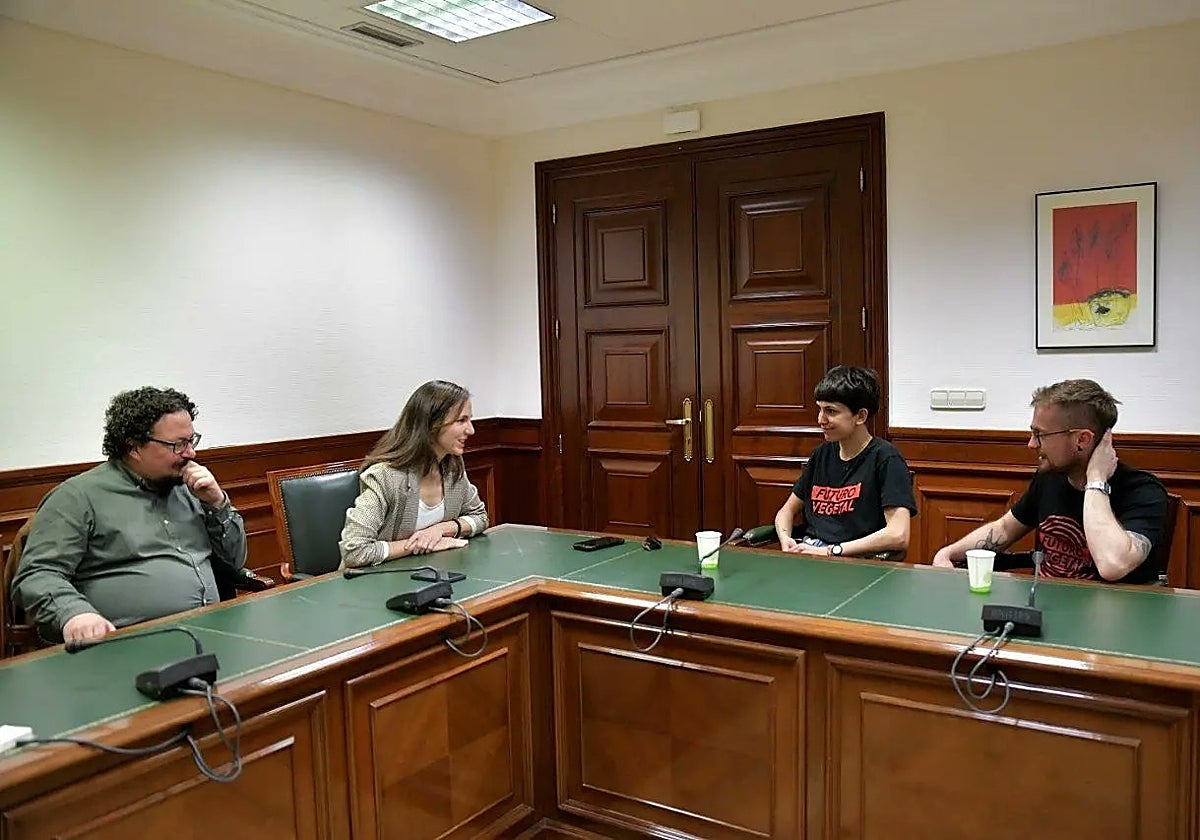 Dos miembros de Futuro Vegetal con Ione Belarra en el Congreso de los Diputados