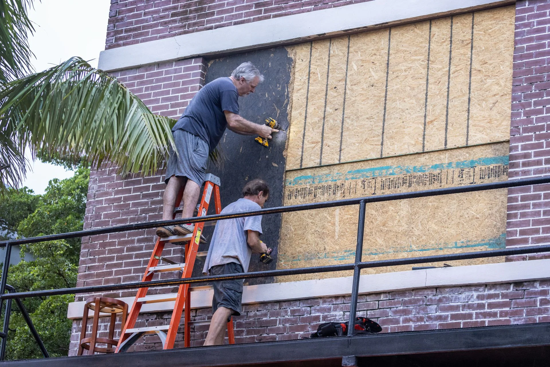 Dos varones se preparan en Florida para la llegada de la tormenta 