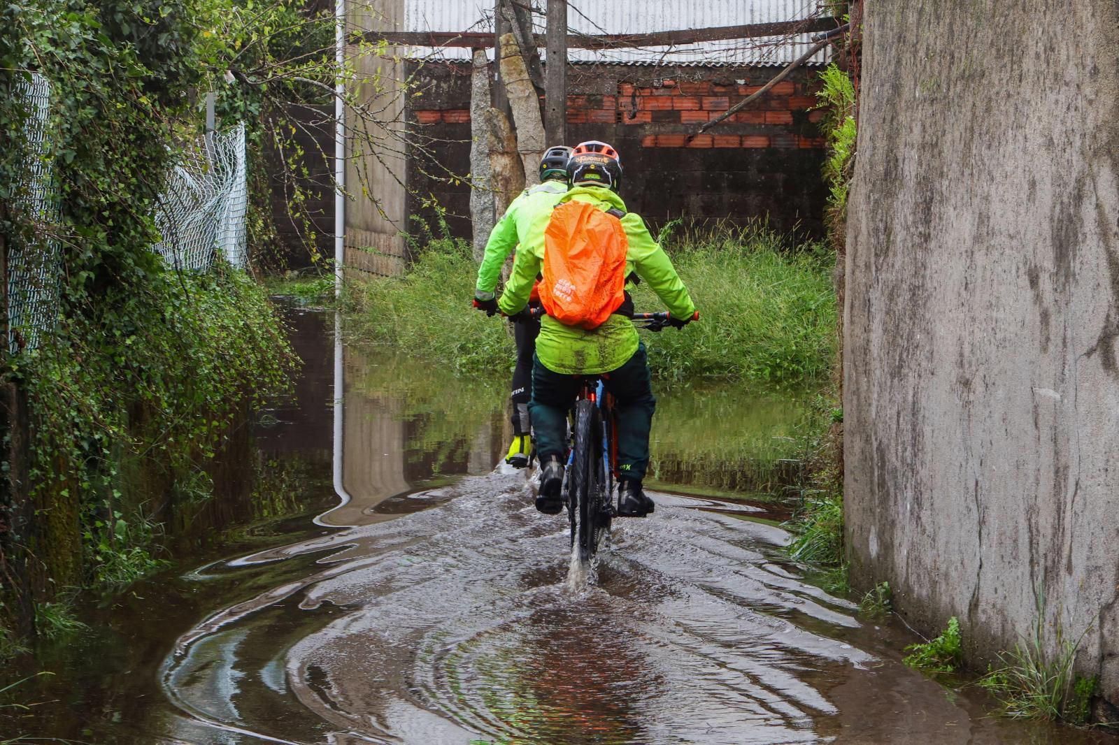 El río Sar desbordado a su paso por la aldea de Lamas en la localidad coruñesa de Padrón