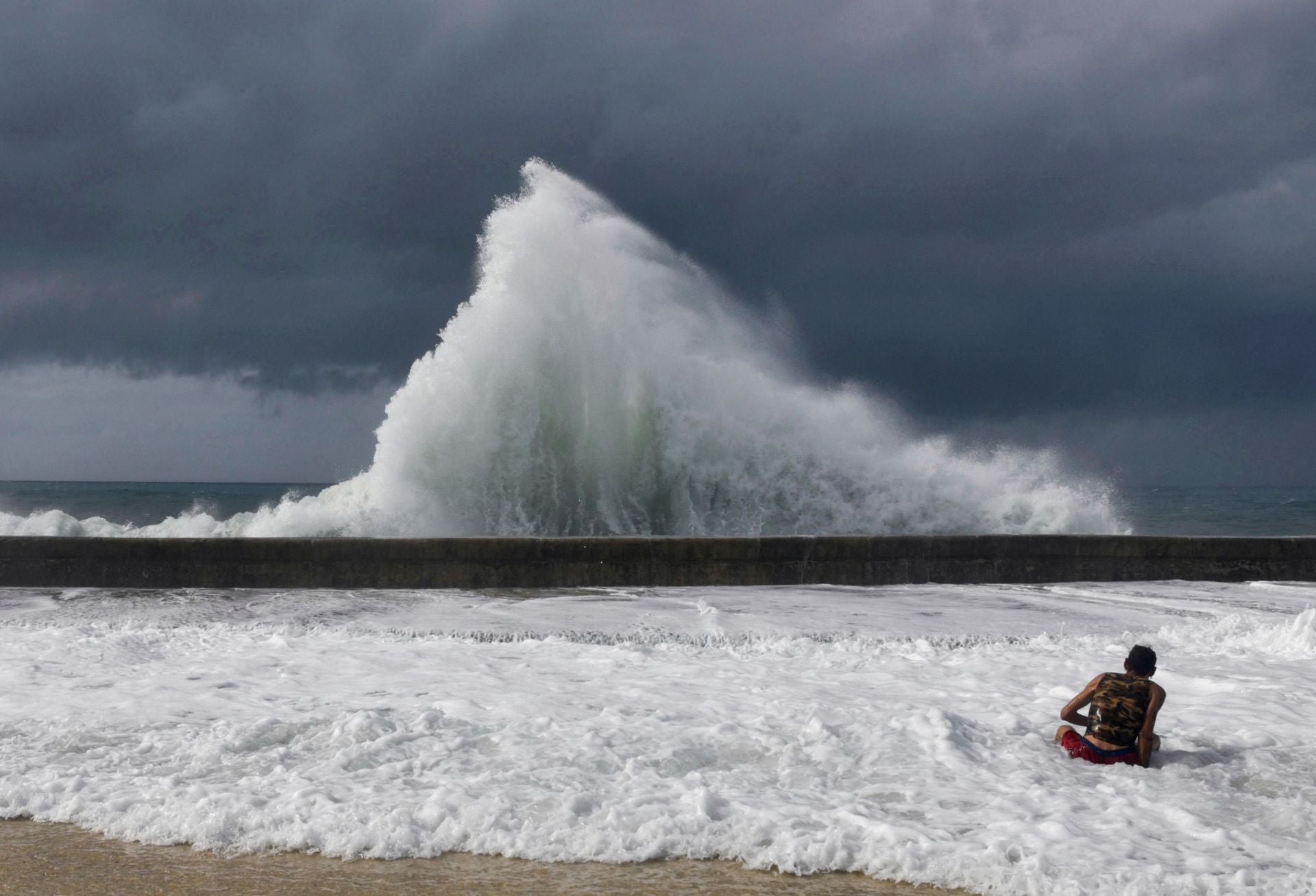 Una gran ola en una de las playas del estado de Florida