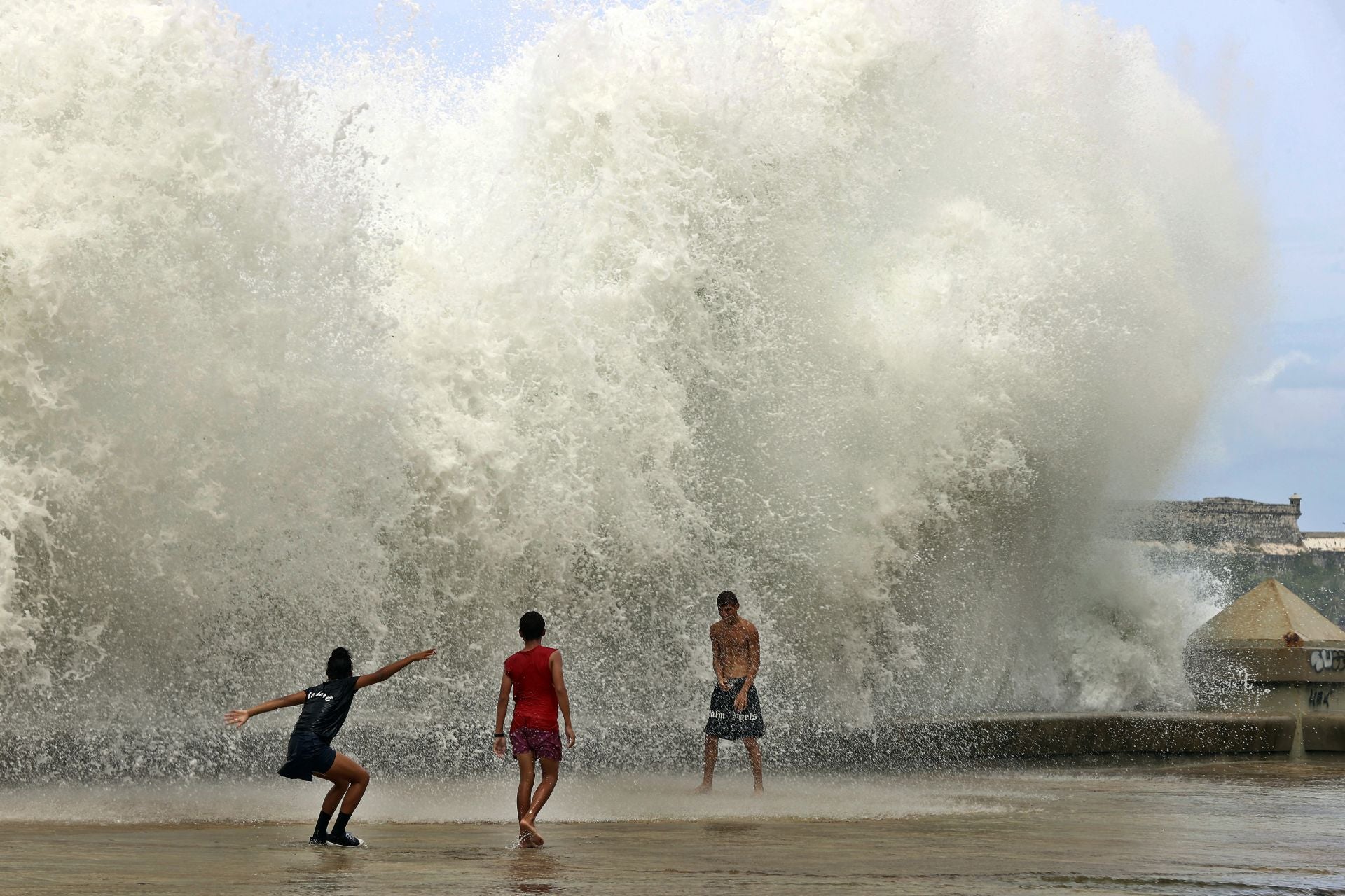 Los restos de las inundaciones en una playa de la Habana