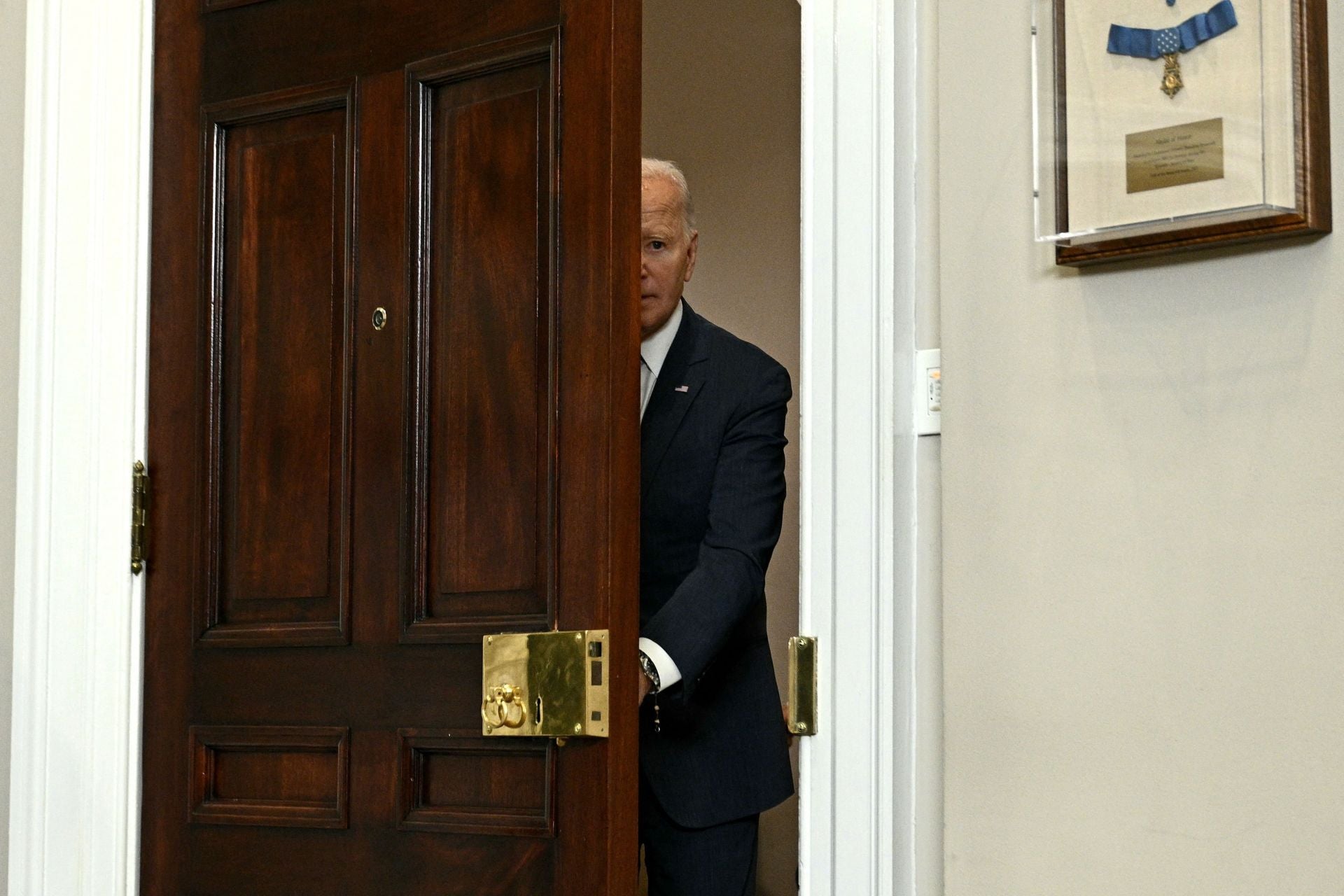 El presidente Joe Biden abre la puerta para contestar ante los medios de comunicación