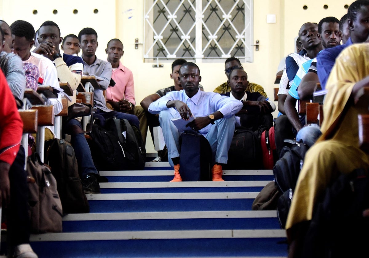 Estudiantes en la Universidad Cheikh Anta Diop en Dakar, Senegal