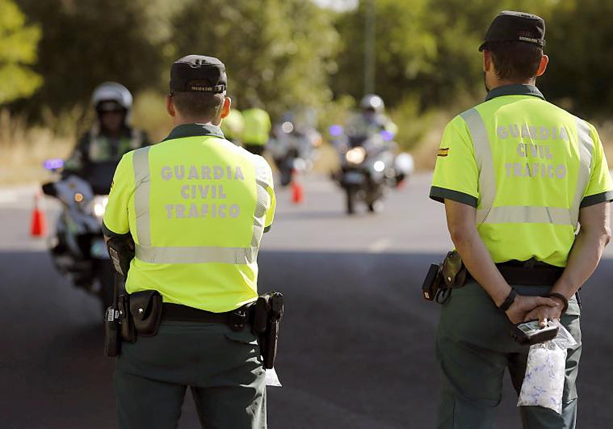 Dos agentes de la Guardia Civil que participan en la campaña de control del consumo de alcohol