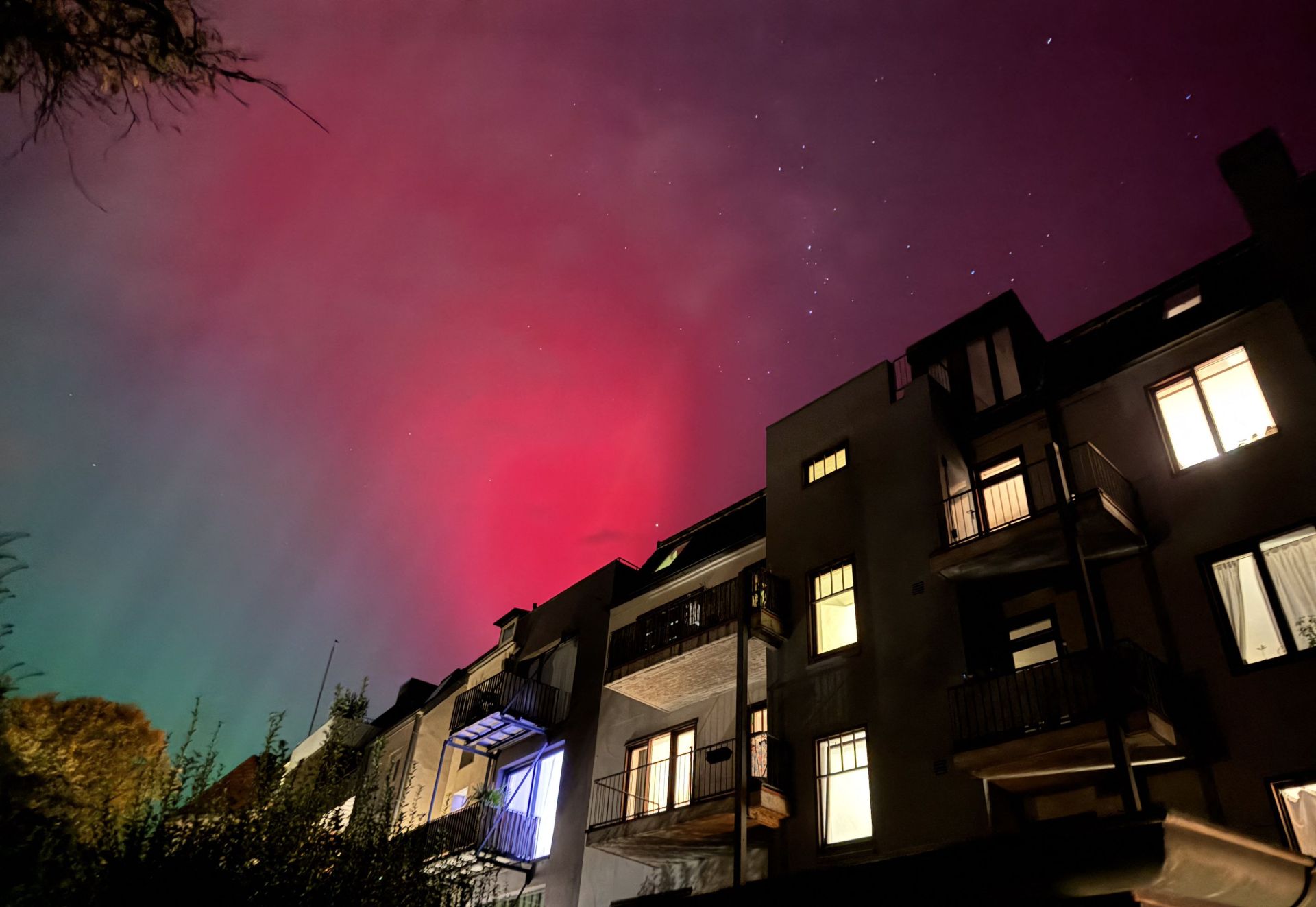 Aurora Boreal sobre un edificio cerca de Kiel, en el norte de Alemania