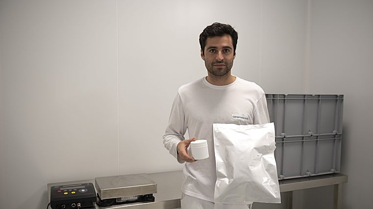 Luis Comas muestra una de las bolsas que contendrán el producto final