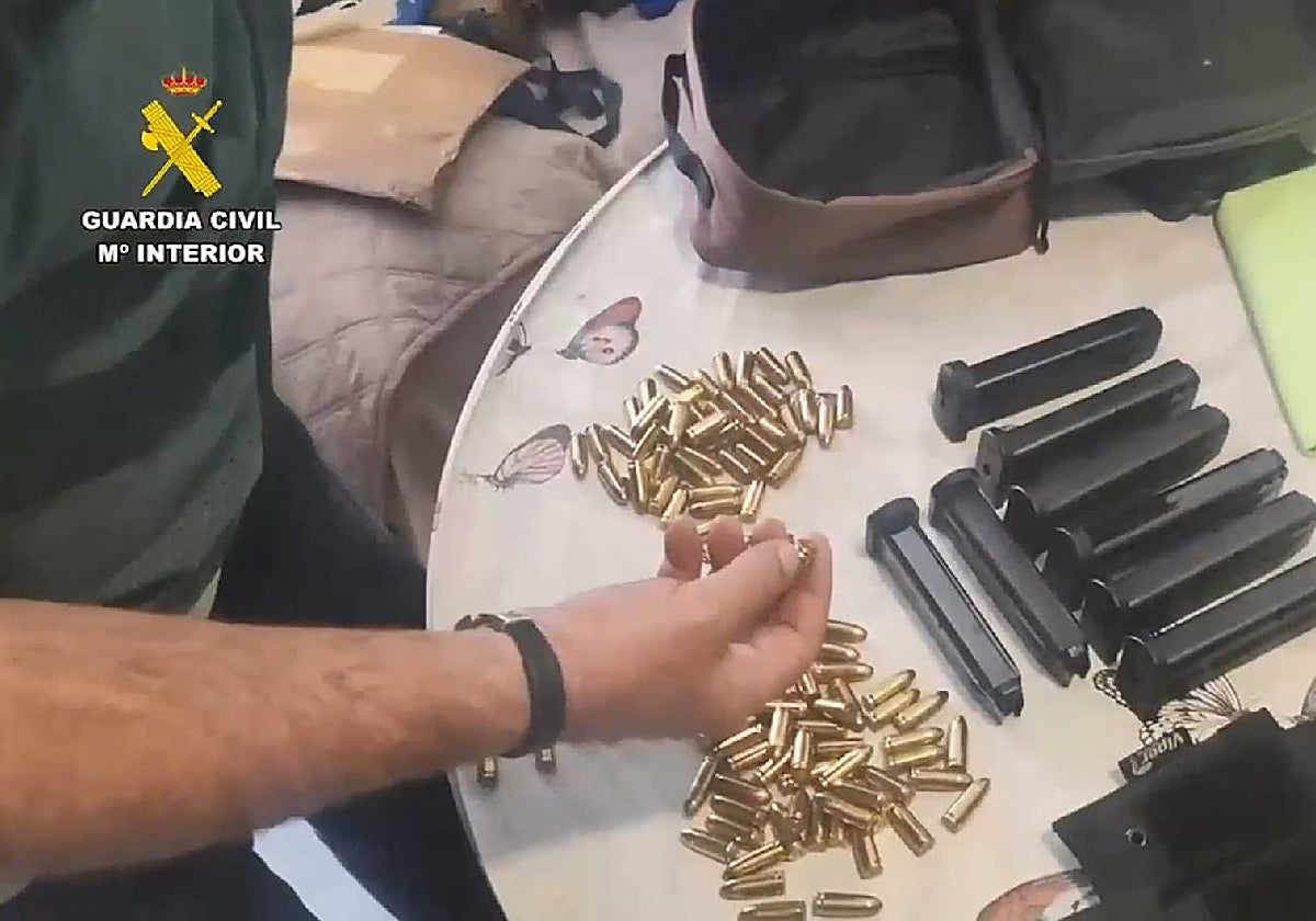 Munición y cargadores encontrados en el registro de la Guardia Civil