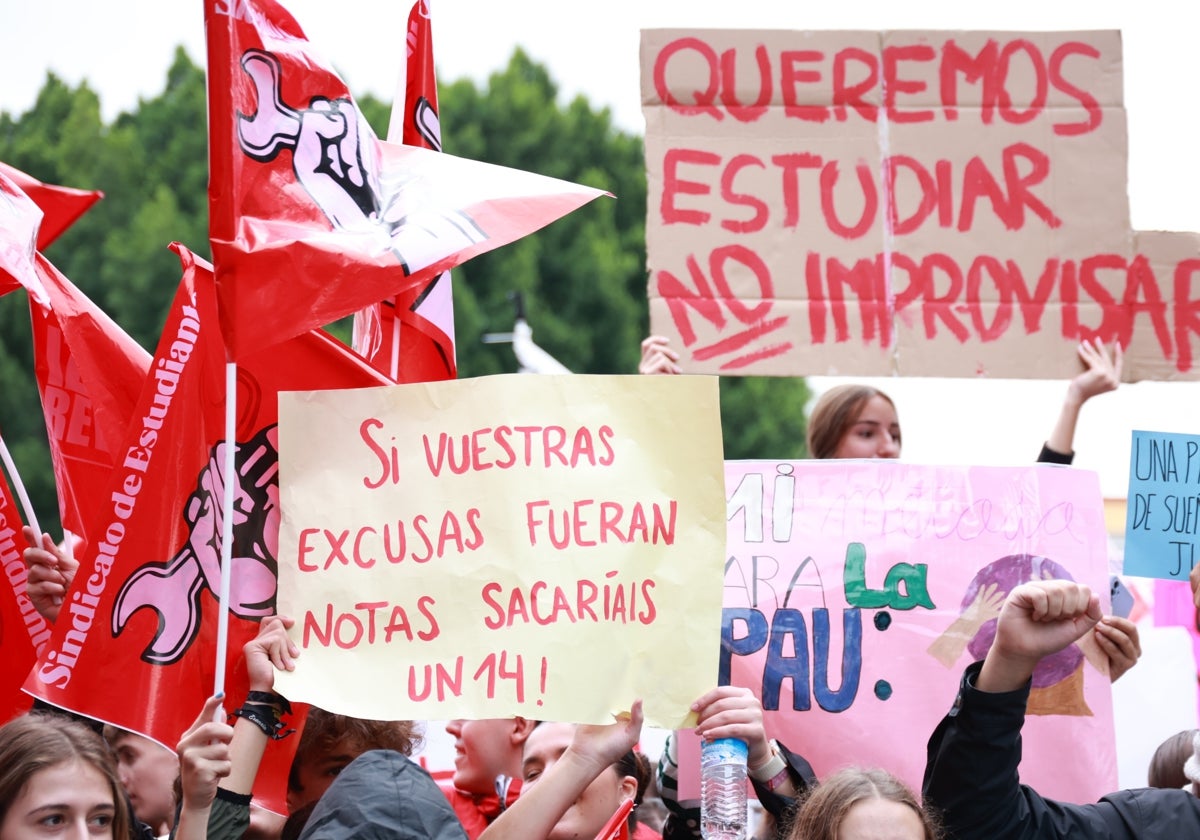 Estudiantes durante la concentración del pasado viernes para exigir la publicación de los nuevos modelos de examen de la PAU