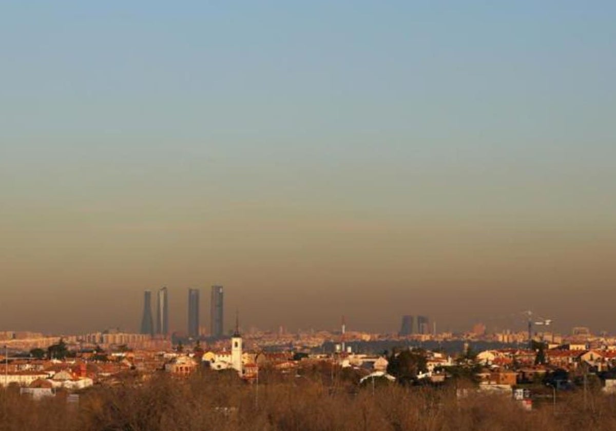 Boina de contaminación sobre la ciudad de Madrid, en una imagen de archivo