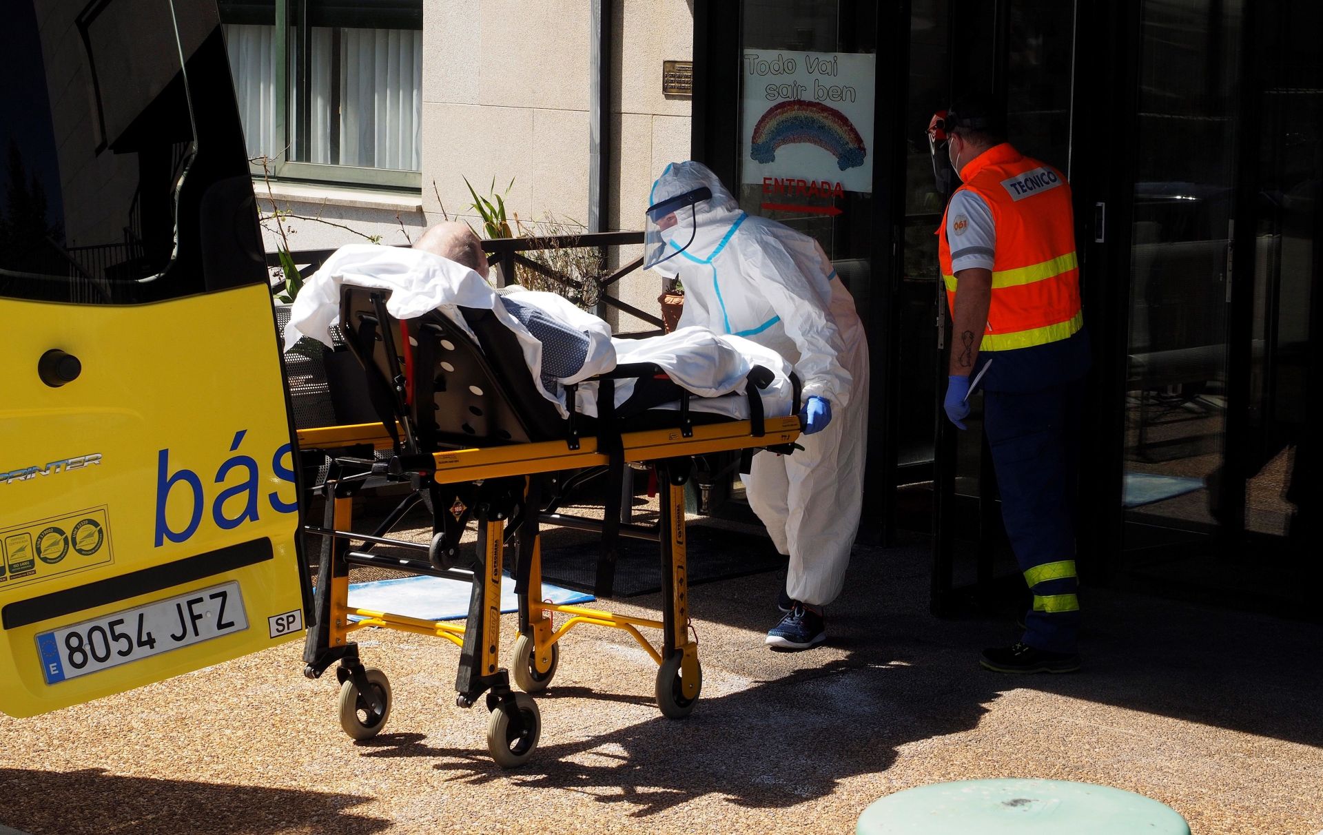 Personal sanitario del HULA trasladan a un paciente a una ambulancia medicalizada desde la residencia de O Inicio (Lugo), en agosto de 2020.