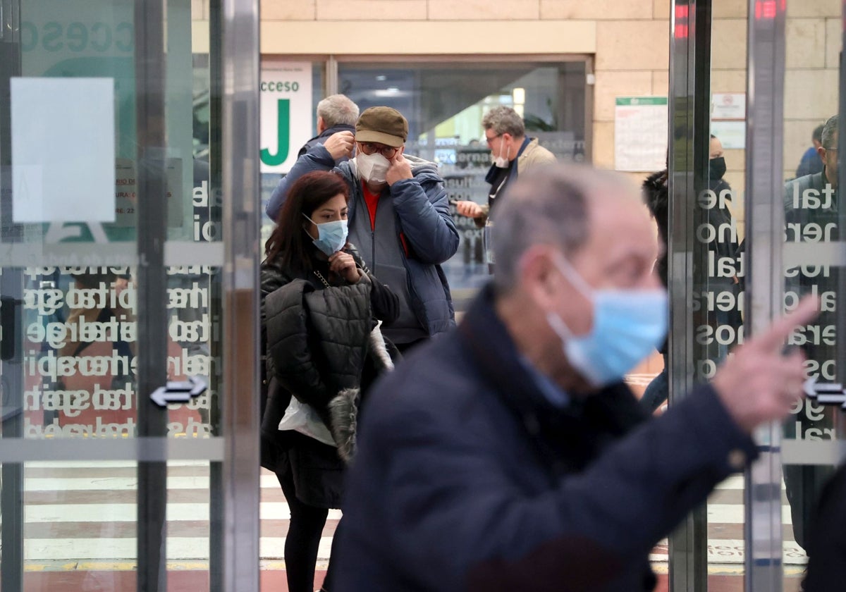 Pacientes con mascarillas en un hospital