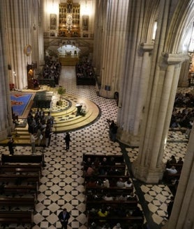 Imagen secundaria 2 - El primer acto se ha celebrado en la explanada anterior la catedral de La Almudena de Madrid. La segunda parte, ya dentro del templo.