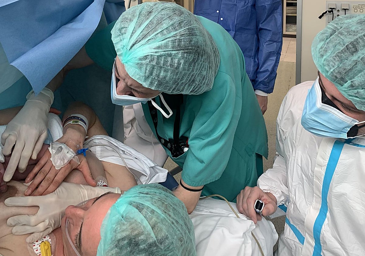 Anna Teixidó con su hijo Pol en el pecho minutos después de nacer