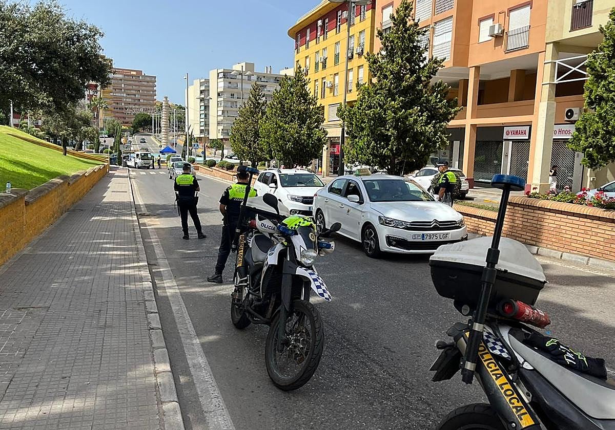 Agentes de la Policía Local de Algeciras, en un control de tráfico