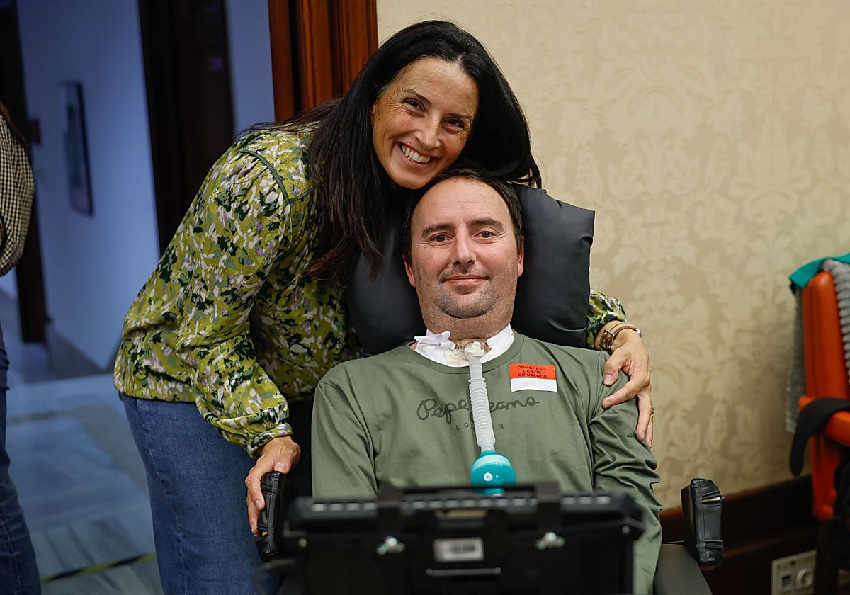 José Luis Capitán, enfermo de ELA, y su mujer, Teresa Pérez, tras la aprobación de la ley ELA en el Congreso de los Diputados el 10 de octubre