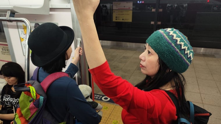 Dos mujeres viajan en el metro de Tokio