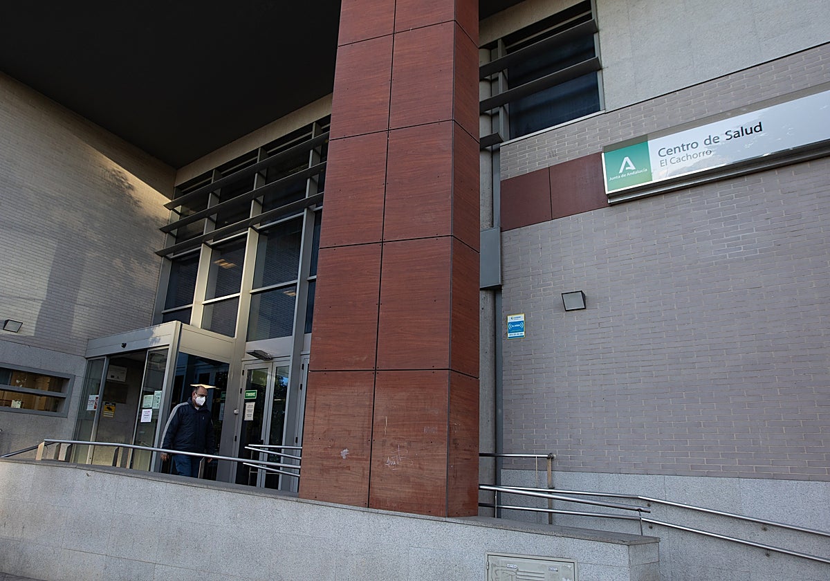 Los centros de salud son los que tramitan la baja de la paciente. La Seguridad Social la que activa el código referente a la IT correspondiente