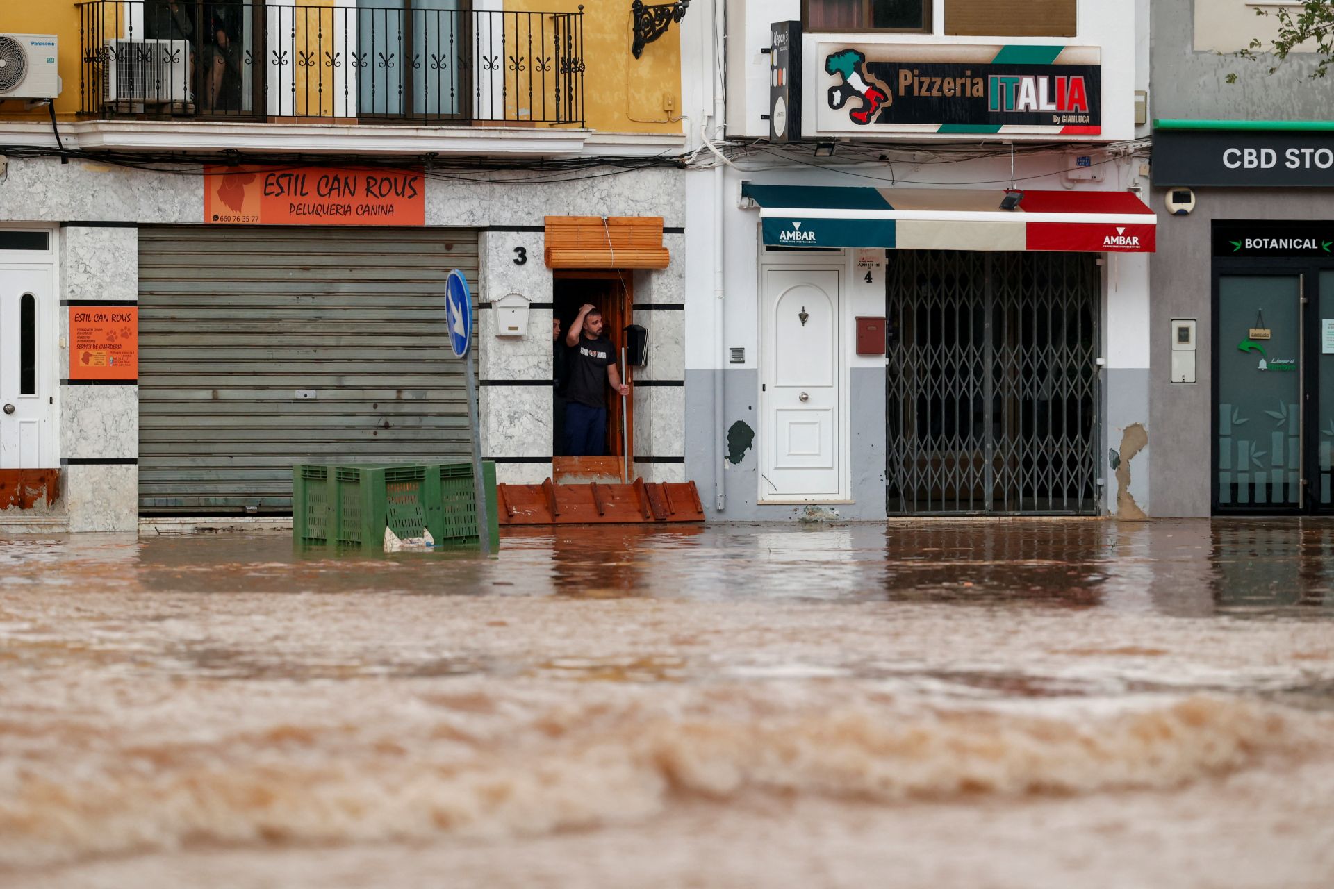 Los negocios y casas a pie de calle también han sufrido las consecuencias de la DANA