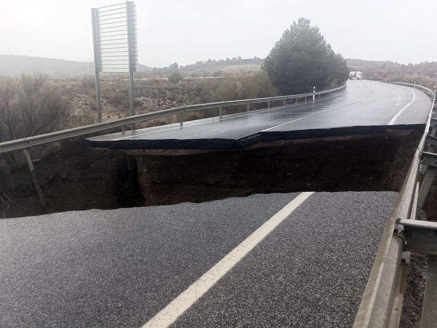 Un trozo de la carretera A 334 a la altura de Serón (Almería) se ha derrumbado debido a las fuertes precipitaciones 