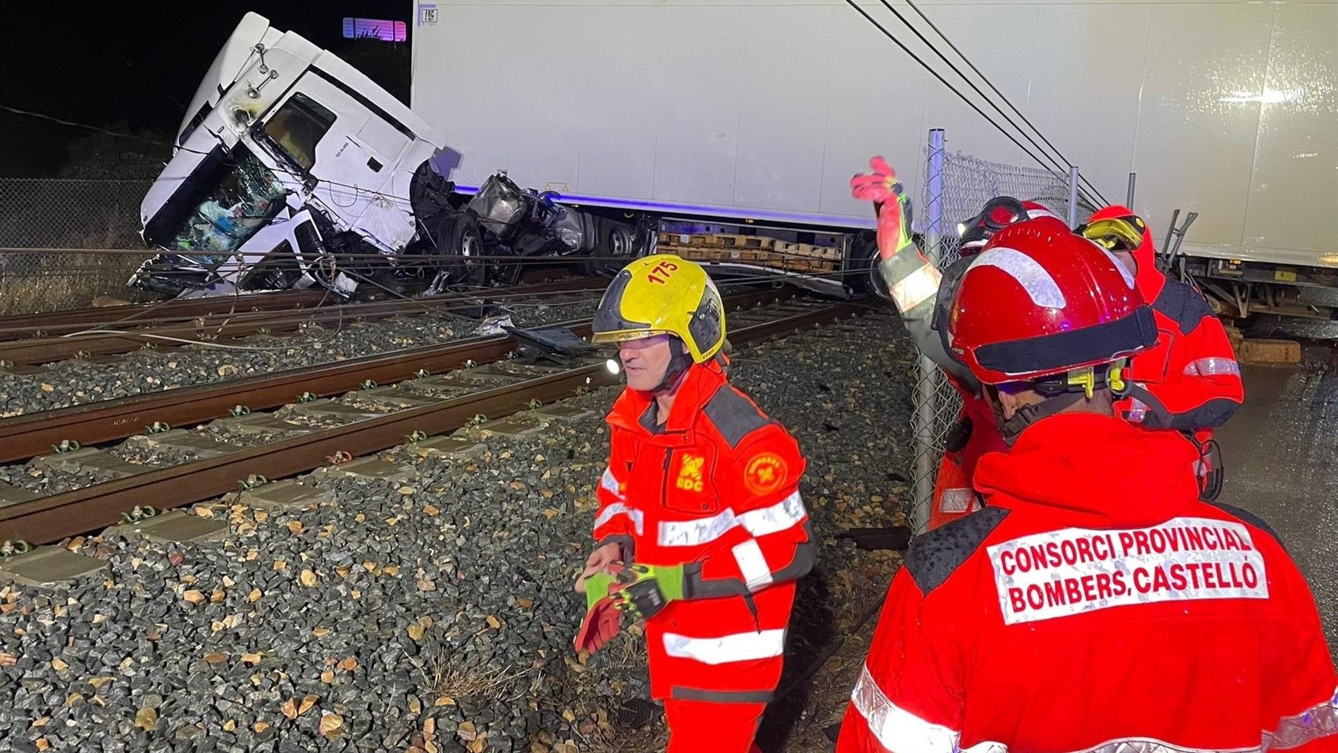 Este camión ha sido el principal motivo del corte de la línea del tren entre Valencia y Barcelona