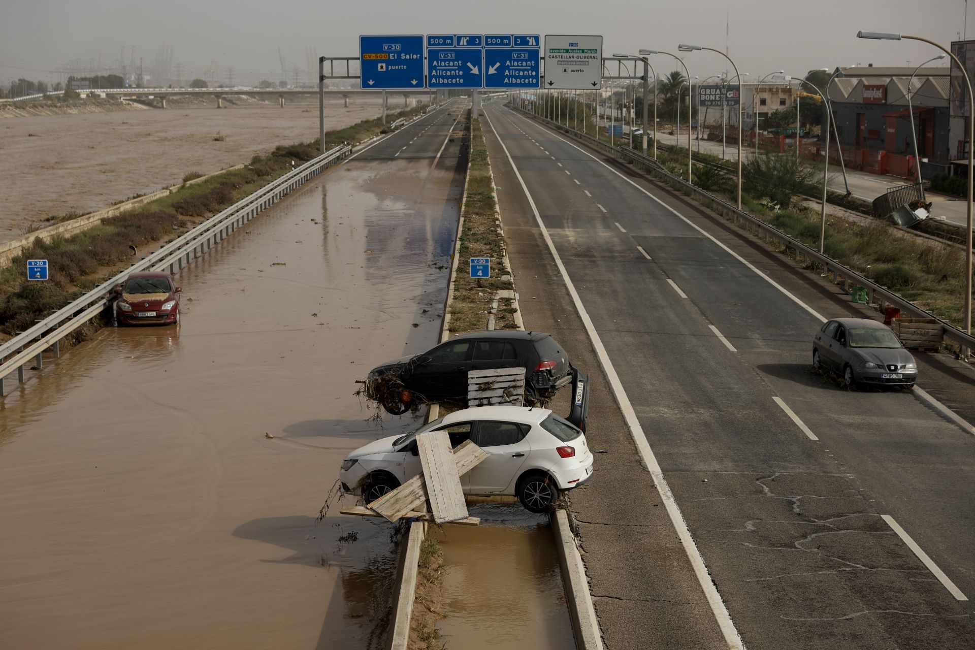 Vista general de la CV-30 cortada por las intensas lluvias