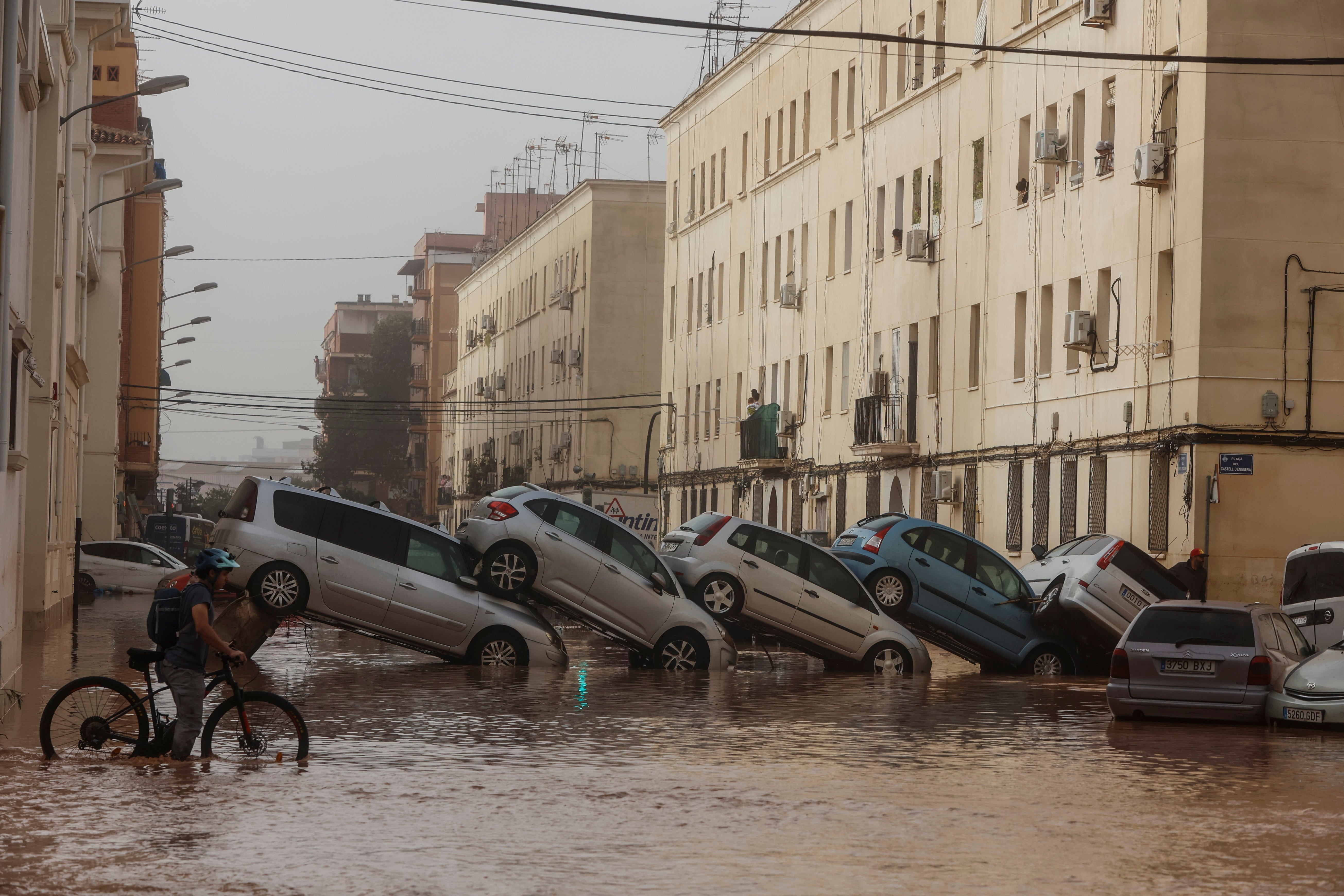 Una serie de coches apilados en el Barrio de la torre en la ciudad de Valencia
