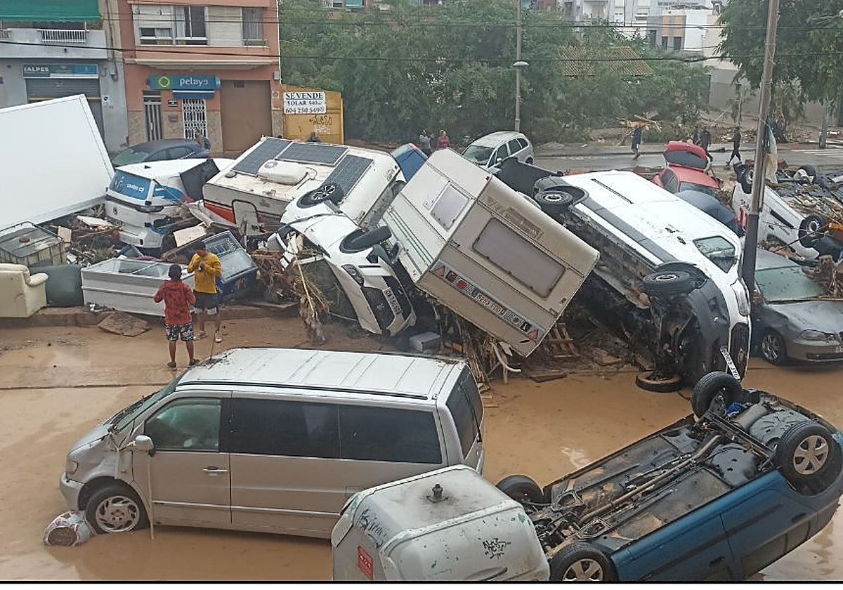 Varios  vehículos amontonados a la altura del paso a nivel de Alfafar, que ha quedado destruido