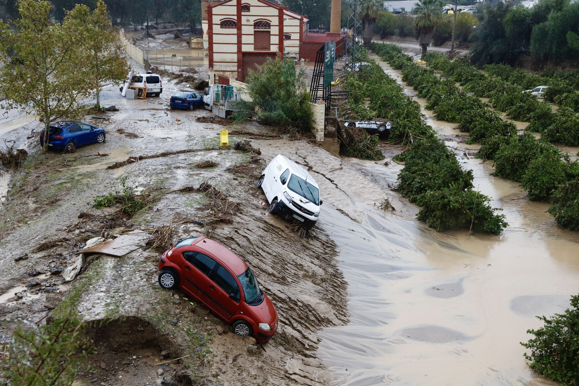 Varios coches destrozados tras el paso de la Dana por Málaga