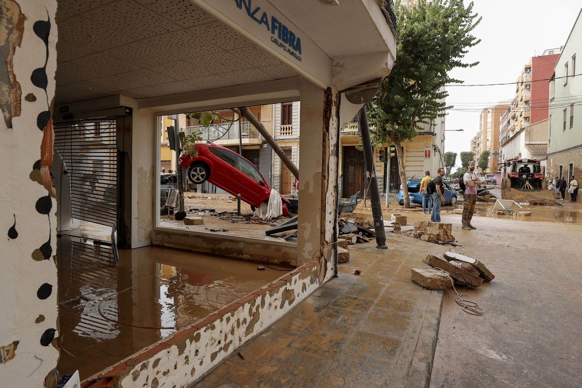 Uno de los comercios locales arrasado por las intensas lluvias en Valencia
