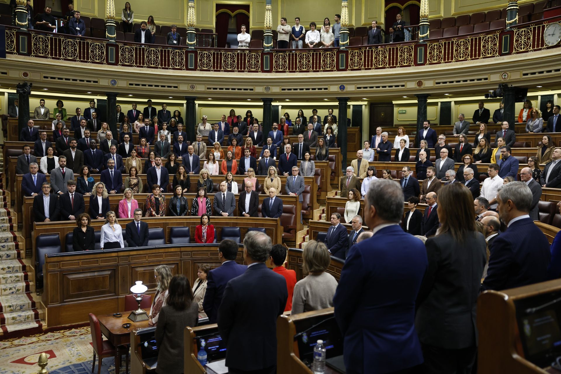 Los diputados y varios periodistas respetan el minuto de silencio en recuerdo a los muertos que ha dejado la DANA