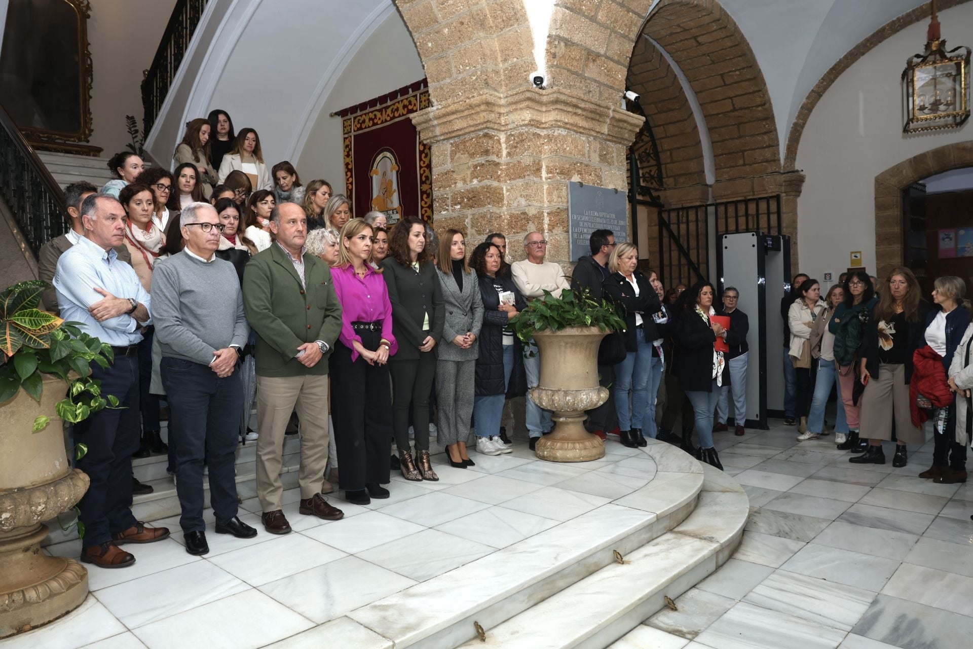 La presidenta de la diputación de Cádiz, Almudena Martínez preside el minuto de silencio
