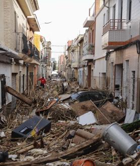 Imagen secundaria 2 - Barro, vehículos amontonados y escombros cubren las calles de Paiporta tras la riada