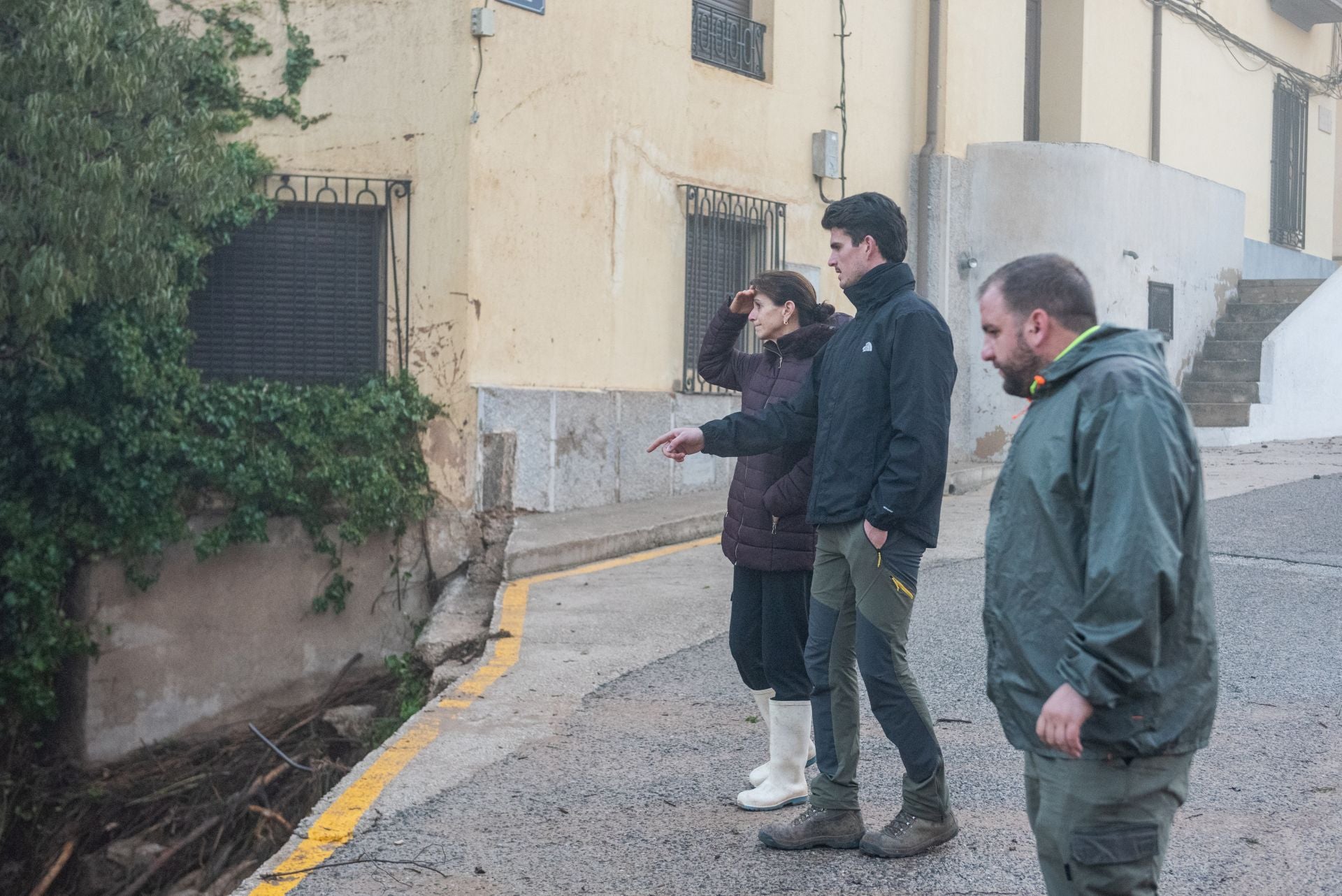Tres hombres en una zona afectada de Letur, Albacete, Castilla-La Mancha