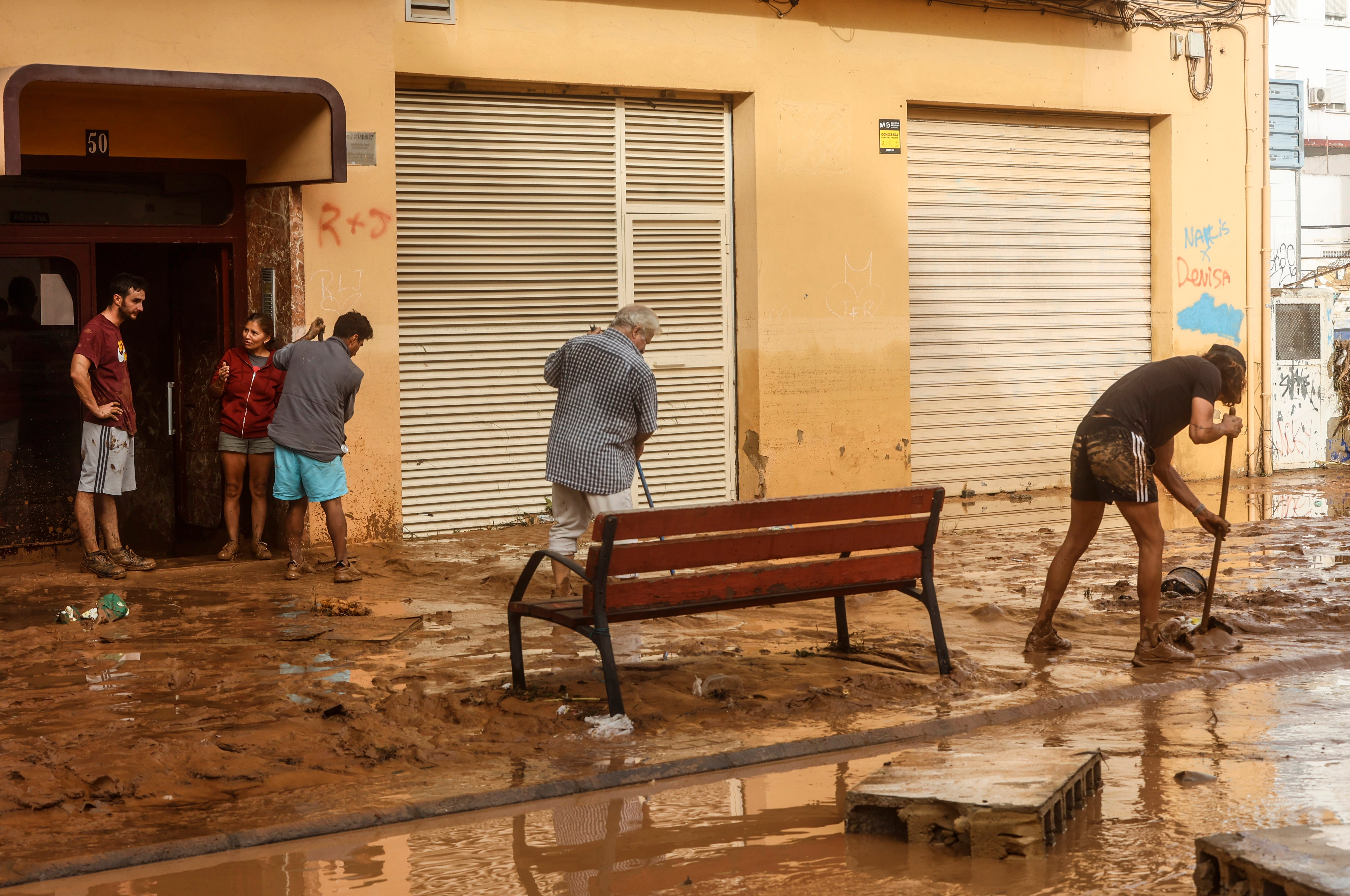 Comienzan las labores de limpieza con los primeros rayos del Sol en Valencia